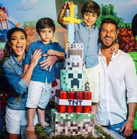 A famosa atriz da Globo, Juliana, o marido e os filhos. (Foto: Reprodução/Instagram)
