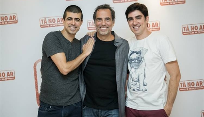 Diretor Mauricio Farias (ao cent.) ao lado de Marcius Melhem e Marcelo Adnet. ( Globo/Raquel Cunha)