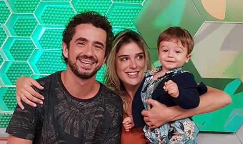 O apresentador da Globo, Felipe Andreoli com a esposa, Rafa Brites, e o filho, Rocco
