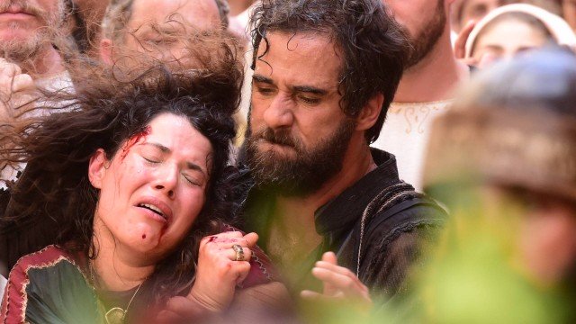 Laila sendo levada para ser apedrejada em Jesus (Foto: Divulgação/ Record)