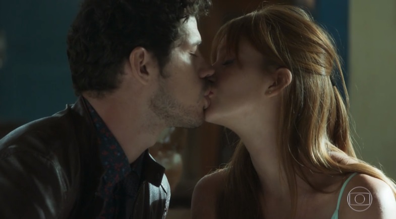 Junior e Luz se beijam na novela O Sétimo Guardião