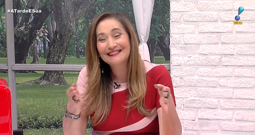 Sonia Abrão no comando de seu programa A Tarde é Sua na RedeTV! 