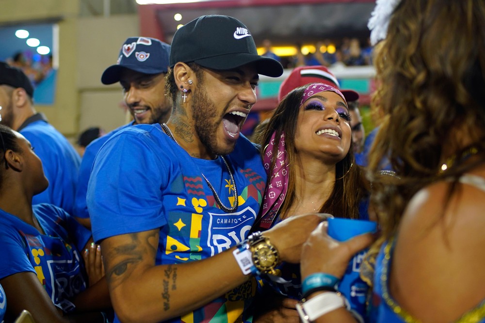 Neymar e a cantora Anitta em camarote da SapucaÃ­ (Foto: Mauro Pimentel/AFP)