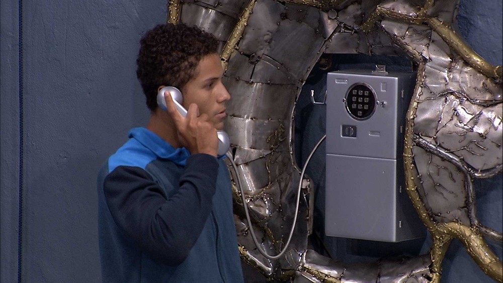 Danrley atende o big fone no Big Brother Brasil (Foto: Reprodução)