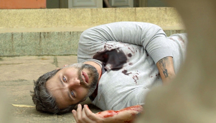 Gabriel (Bruno Gagliasso) morre após levar tiro em O Sétimo Guardião (Foto: Reprodução/Globo)