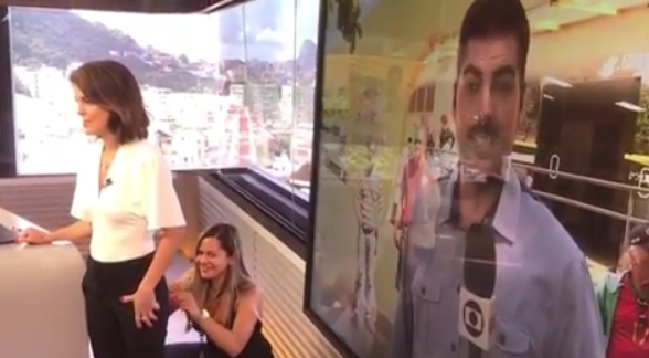 Calça de jornalista da Globo se rasga e ela mostra o buraco sendo costurado ao vivo 13
