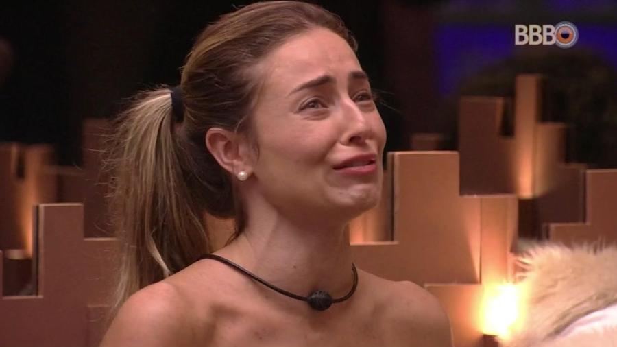 Paula chora após expulsão de Hariany do BBB19 (Foto: Divulgação