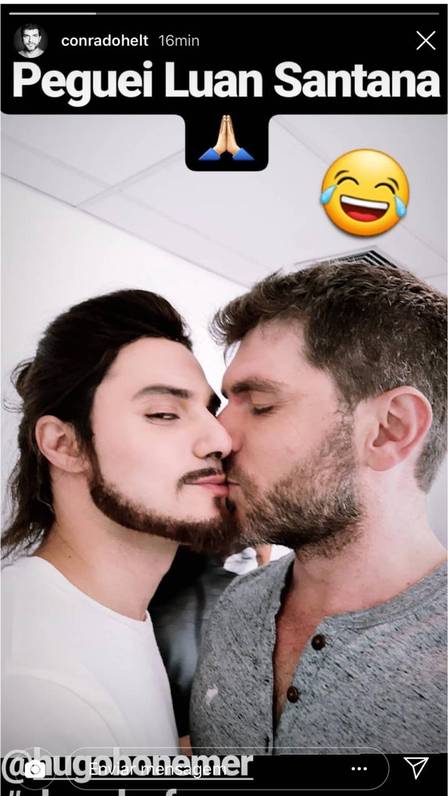 Hugo Bonemer ganha beijo do namorado (Foto: Reprodução)