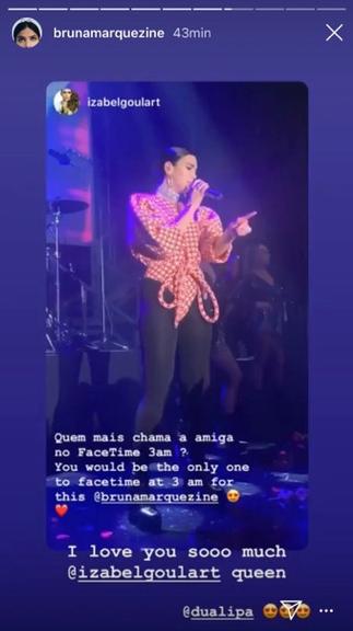 Izabel Goulart acorda Bruna Marquezine para ver Dua Lipa (Foto: Reprodução/Instagram)