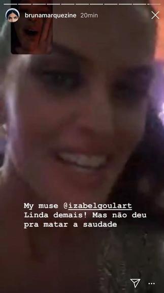 Izabel Goulart acorda Bruna Marquezine para ver Dua Lipa (Foto: Reprodução/Instagram)