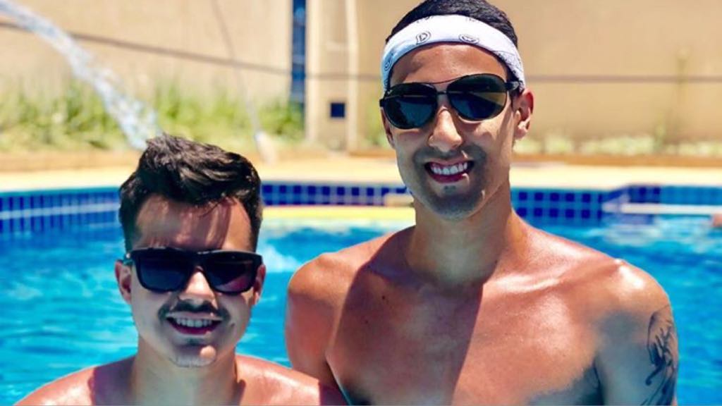 O jogador, Douglas Sousa e seu namorado Gabriel Campos (Imagem: Instagram)