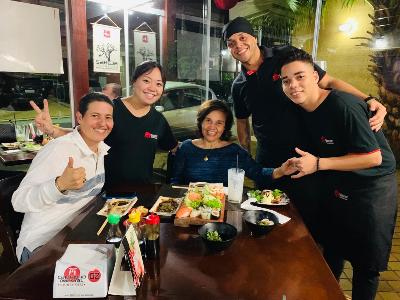 Cláudia de Souza Rodrigues, de A Diarista, tirando fotos com fãs e funcionários de restaurante japonês que foi no último fim de semana. (Foto: Divulgação)