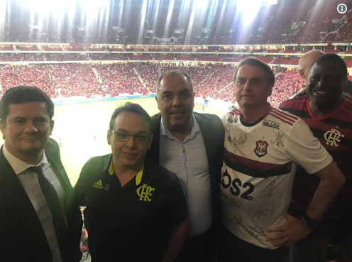 Bolsonaro Moro e outros políticos curtindo o jogo CSA x Flamengo (Foto: Twitter)