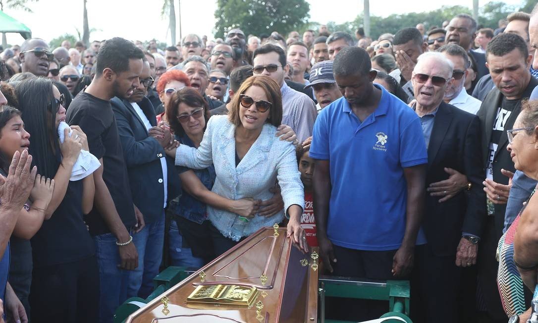 No enterro do pastor Anderson do Carmo, Flordelis chora sobre o caixão. Foto: Reprodução