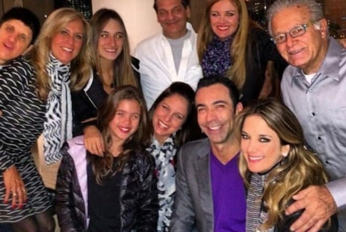 Maurício Crivelli (blusa branca) com a família de Ticiane Pinheiro - reprodução internet