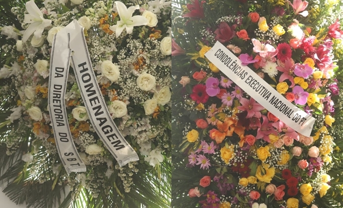Coroas de flores enviadas pelo SBT e PT a Paulo Henrique Amorim (Foto: Daniel Pinheiro/AgNews)