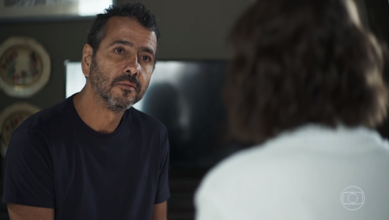 Amadeu (Marcos Palmeira) vai ameaçar dar surra na filha após descobrir que ela traiu Maria da Paz em A Dona do Pedaço (Foto: Reprodução/Globo)