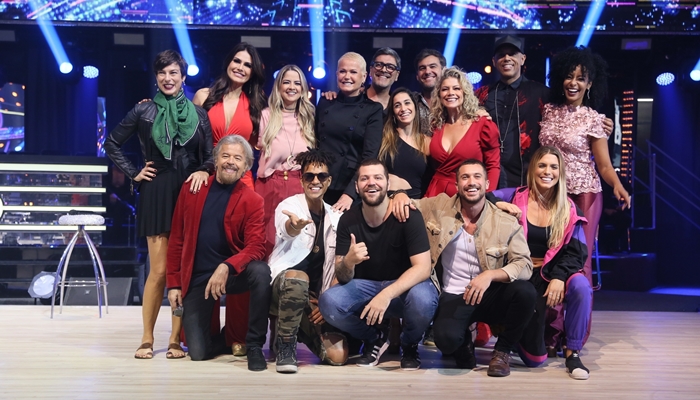 Xuxa com os participantes do Dancing Brasil 5 (Foto: Anderson Borde/AgNews)