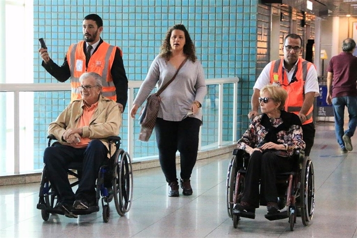 TarcÃ­sio Meira e Gloria Menezes embarcam de cadeira de rodas no aeroporto Santos Dumont no Rio (Foto: Audrey Assed/AgNews)
