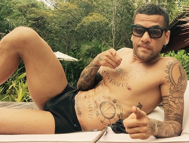 O famoso jogador, Daniel Alves, tirou a tampinha da garrafa com partes íntimas (imagem Instagram)