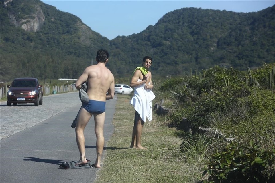 Klebbler Toledo e Enzo Celulari vão a praia e trocam de roupa no meio da rua (Foto: Reprodução)