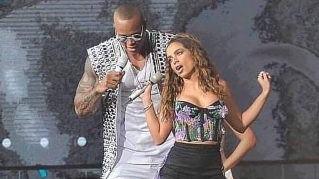 Anitta sensualiza com Leo Santana durante a gravação de DVD do cantor em São Paulo (Imagem: Instagram)