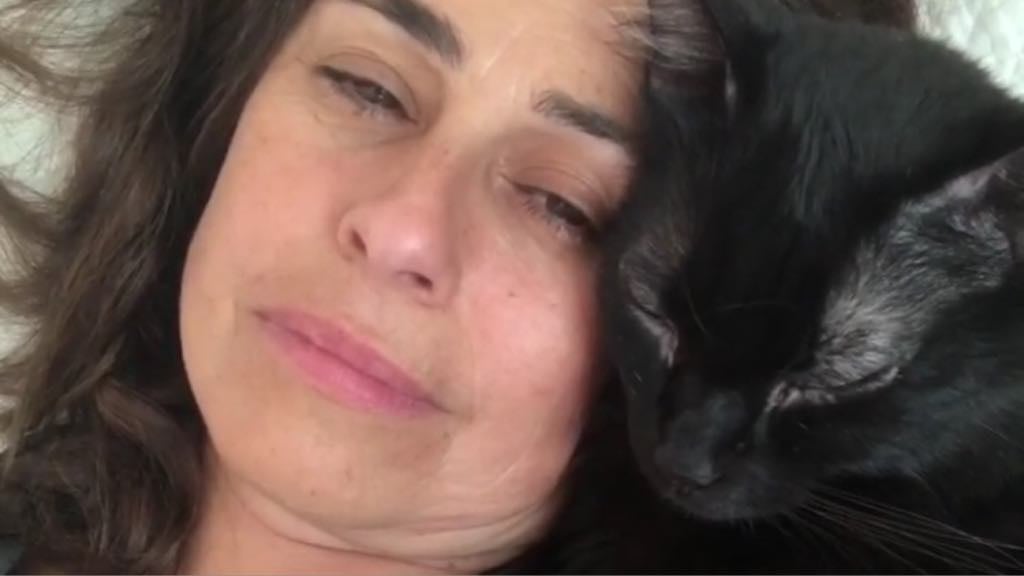 Daniela Escobar se pronuncia após receber ataques no Instagram, depois de compartilhar a história da mordida que recebu de seu gato (imagem/ Instagram)