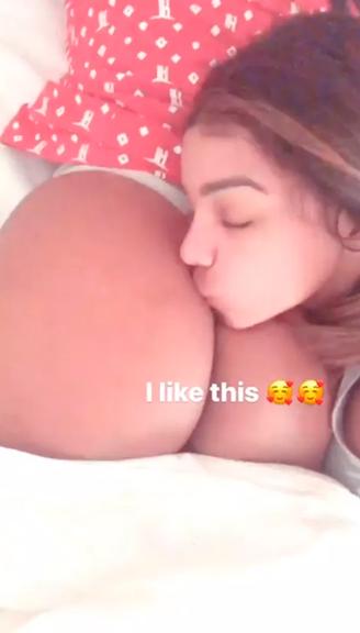 Foto de Brunna Gonçalves beijando o bumbum de Ludmilla (Reprodução/Instagram)