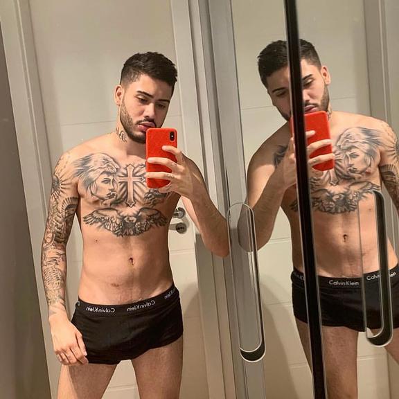 O funkeiro Kevinho ostentou seu corpo em forma e chamou a atenção para o volume de seu pênis na cueca em foto nas redes sociais (Foto: Reprodução / Instagram)