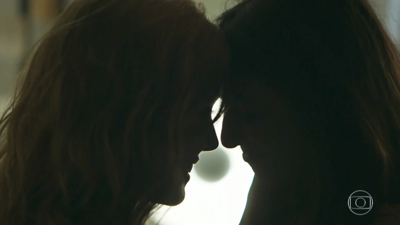 Valéria (Bia Arantes) e Camila (Anaju Dorigon) em cena de beijo gay cortada de Órfãos da Terra (Foto: Reprodução/Globo)
