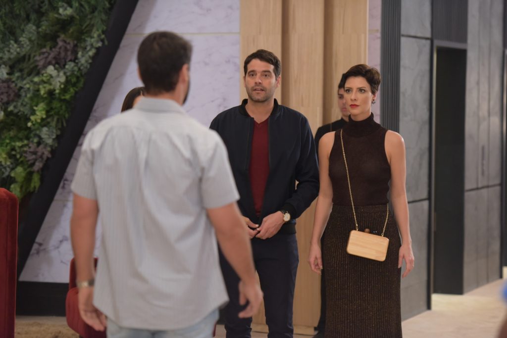 Lima e Sophia na trama de Topíssima da Record chegam em hotel e dão de cara com Antônio