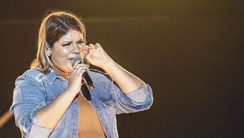 A cantora sertaneja, Marília Mendonça causou tumulto na internet ao despencar de palco durante show (Foto: reprodução)