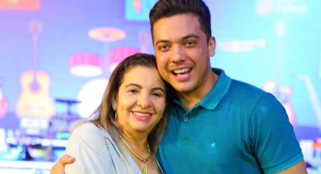 Mãe do famoso cantor sertanejo, Wesley Safadão, Dona Bil é quem manda na família por trás da câmeras (Foto: Reprodução/Instagram)