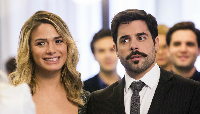 Abel (Pedro Carvalho) e Britney (Glamour Garcia) vão casar em A Dona do Pedaço (Reprodução: TV Globo)
