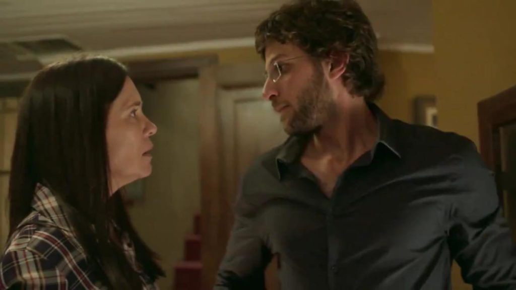 Adriana Esteves como Thelma e Chay Suede como Danilo em chamada de Amor de Mãe da Rede Globo (Reprodução: TV Globo)