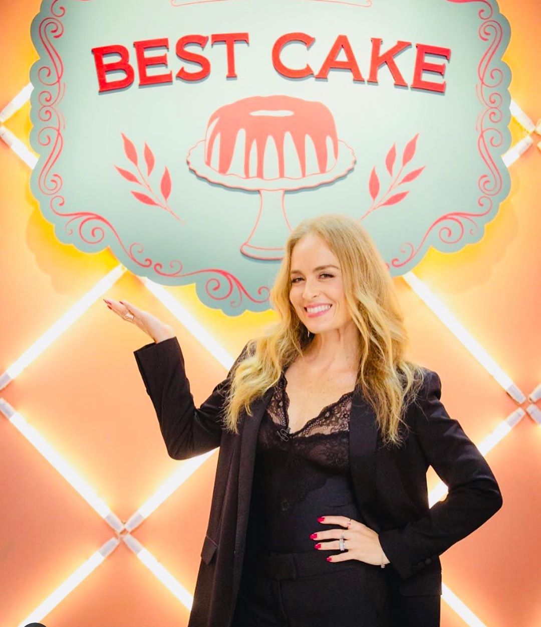 Angélica globo no reality show fictício Best Cake, de A Dona do Pedaço (Foto: Reprodução/Instagram)