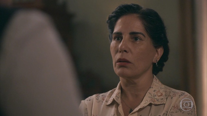 Lola (Gloria Pires) em cena de Éramos Seis; protagonista se complica após morte de Júlio (Antonio Calloni) (Foto: Reprodução/Globo)