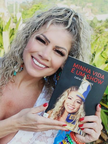 Catia Paganote lança sua autobiografia "Minha Vida é um Show" (Imagem: Leo Ornelas/CO Assessoria)