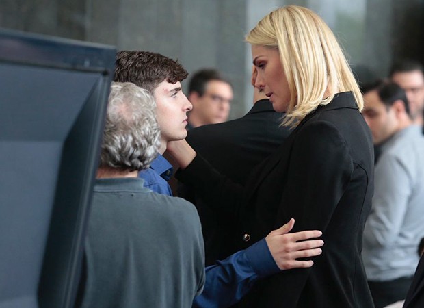 Ana Hickmann conforta João Augusto, filho de Gugu durante o velório do apresentador (Foto: Reprodução)