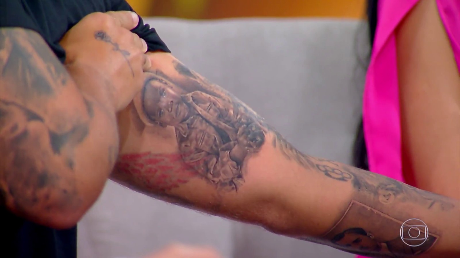 Bruno Gagliasso tatuou o rosto do filho no braço (Foto: Reprodução/Globo)