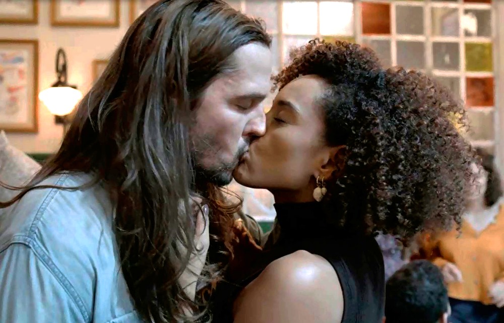 Davi e Vitória dão o primeiro beijo no primeiro encontro em Amor de Mãe