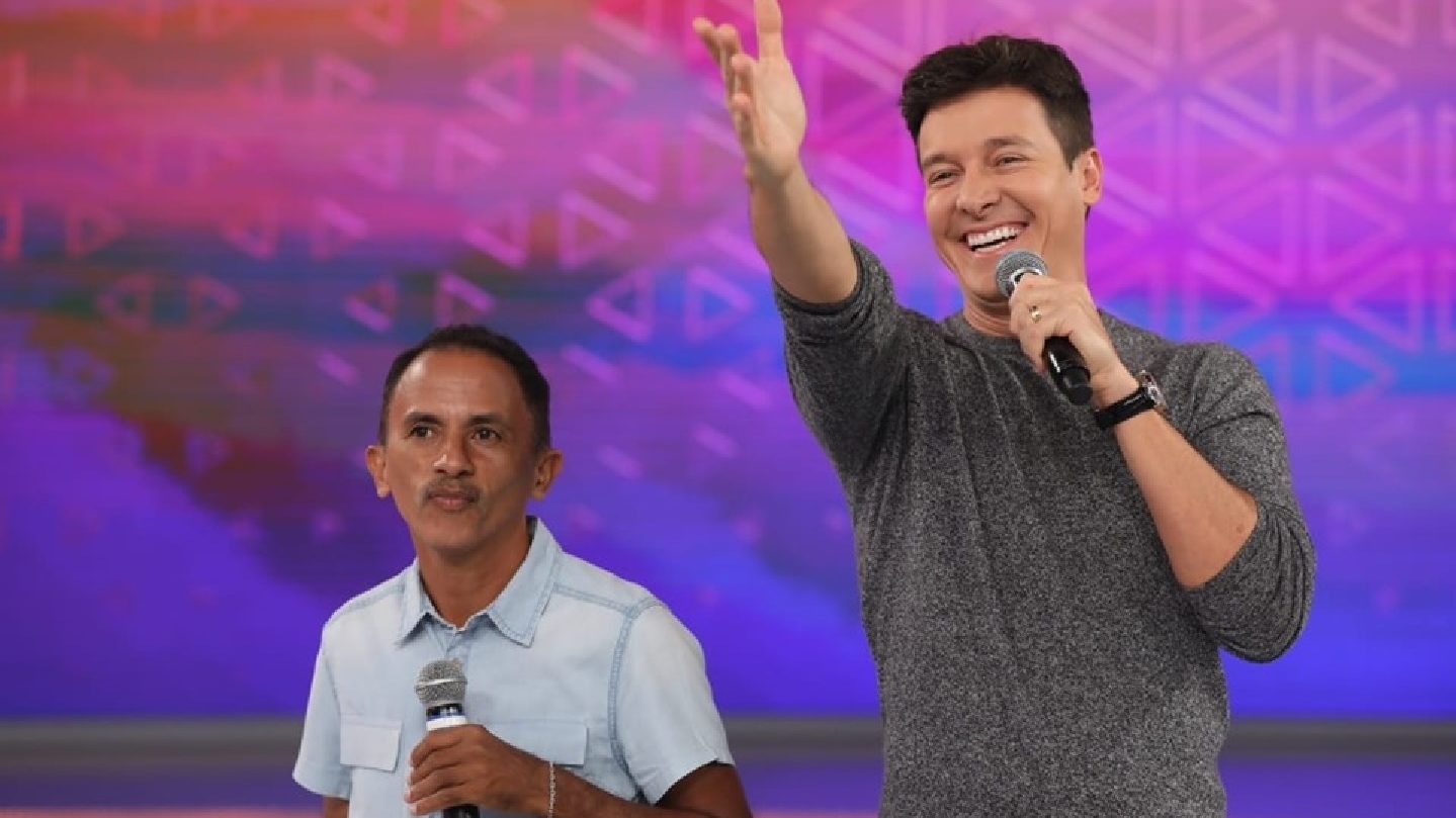 Manoel Gomes, dono da Caneta Azul, deixa pobreza extrema e fatura fortuna com shows no Brasil - TV Foco
