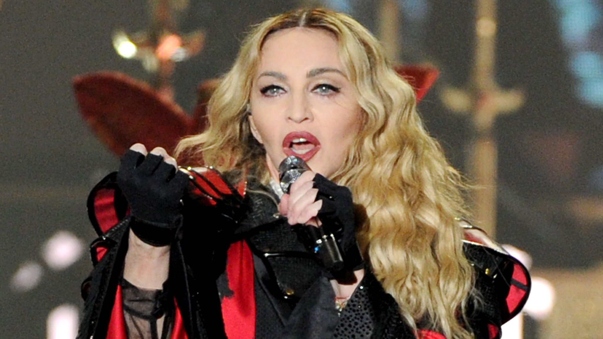 Madonna se explica depois de atrasar e seus shows e afirma que uma rainha nunca se atrasa (Foto: Reprodução)