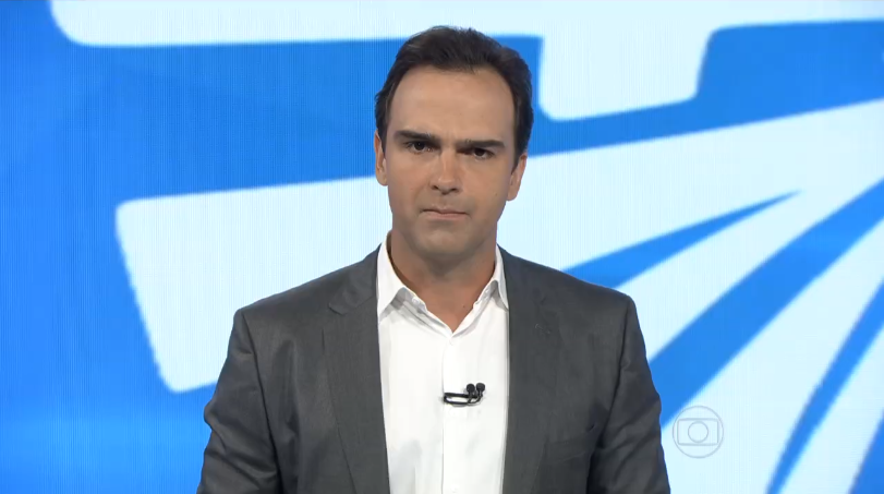 Tadeu Schmidt no comando do Fantástico, programa da Globo (Foto: Reprodução)