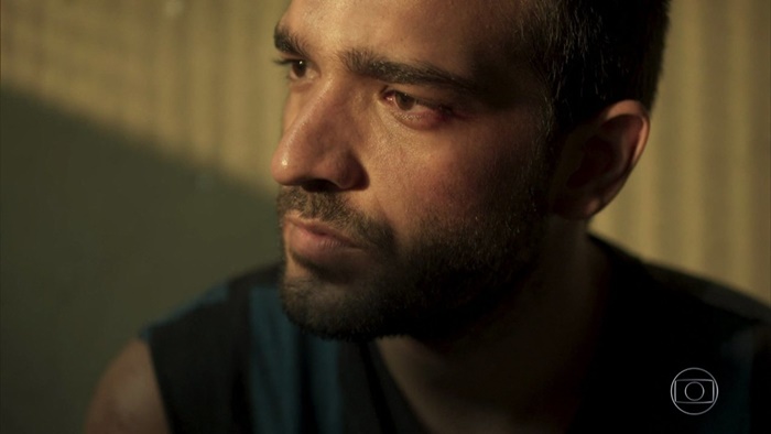 Sandro (Humberto Carrão) vai desgraçar a vida de Lurdes (Regina Casé) (Foto: Reprodução/Globo)