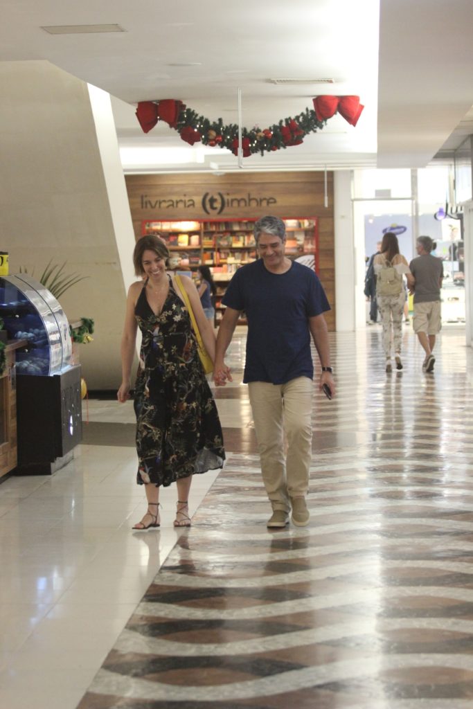 Natasha Dantas e William Bonner juntinhos passeando em shopping do Rio de Janeiro (Foto AgNews)