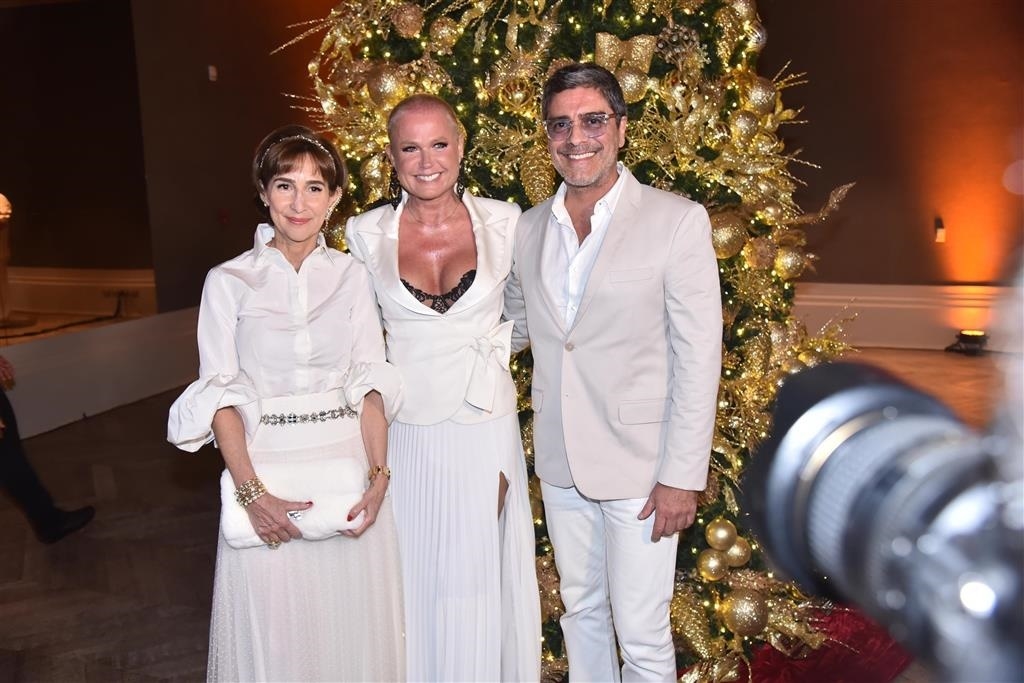 A famosa apresentadora da Record, Xuxa Meneghel posa para fotos no Natal do Bem ao lado de Junno Andrade (Fotos: Marcelo Sá Barreto e Thiago Duran/AgNews)