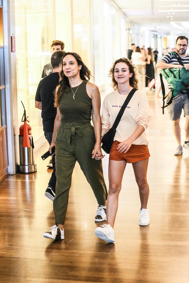  Maria Maya e Laryssa Ayres durante passeio no shopping (Foto: AgNews)