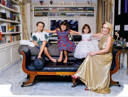 Ana Maria Braga com os três netos em sua mansão em São Paulo Foto- Martin Gurfein:Revista Caras