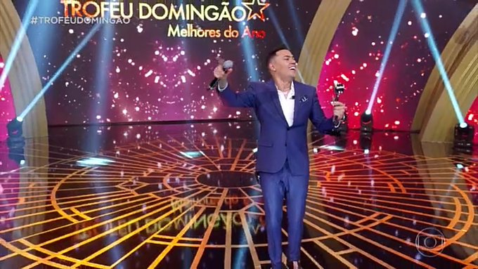 O cantor Felipe Araújo faturou o prêmio de Música do Ano no Domingão do Faustão (Foto: Reprodução)